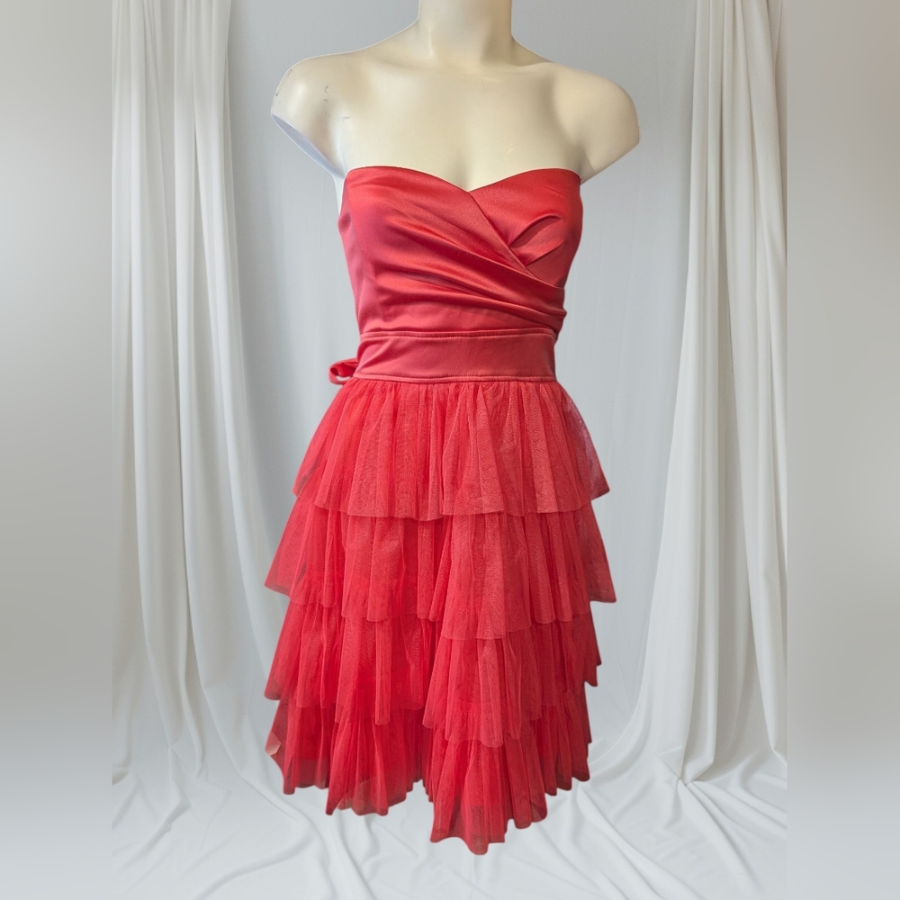 Chic Strapless Scarlet Dress